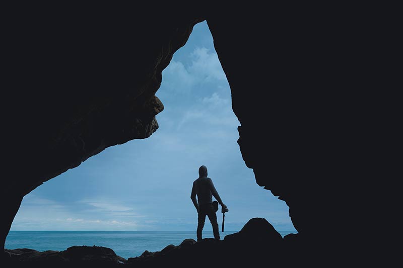 Deze silhouetfoto is omkaderd door rotsen