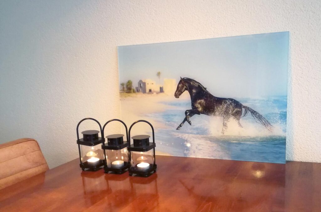 Foto op glas op tafel
