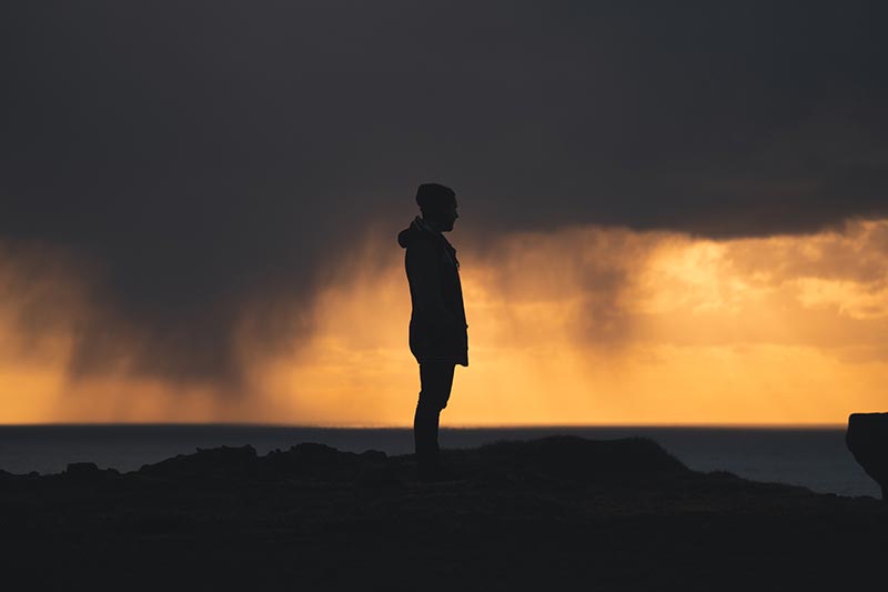 Een bijzonder beeld met de regen op de achtergrond bij deze silhouet foto