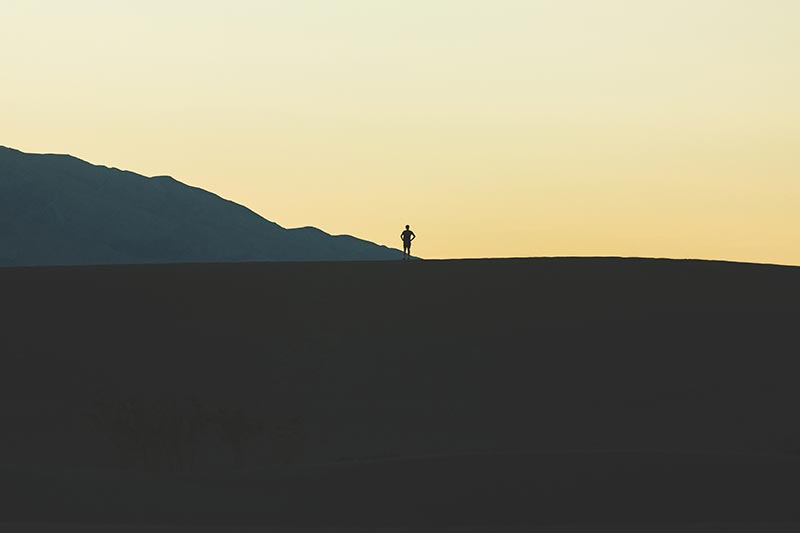 Slechts 4 verschillende kleuren maken deze silhouetfoto tot een krachtig beeld