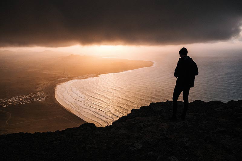 Een silhouetfoto met een prachtig overzicht op de onderliggende kust